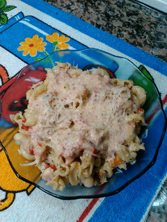 Una foto de Fideos coditos con jamón, morrón y salsa rosa