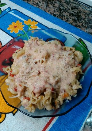 Una foto de Fideos coditos con jamón, morrón y salsa rosa