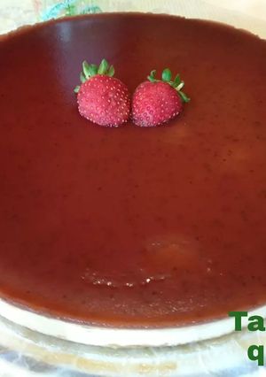 Una foto de Tarta de queso y mermelada de fresa