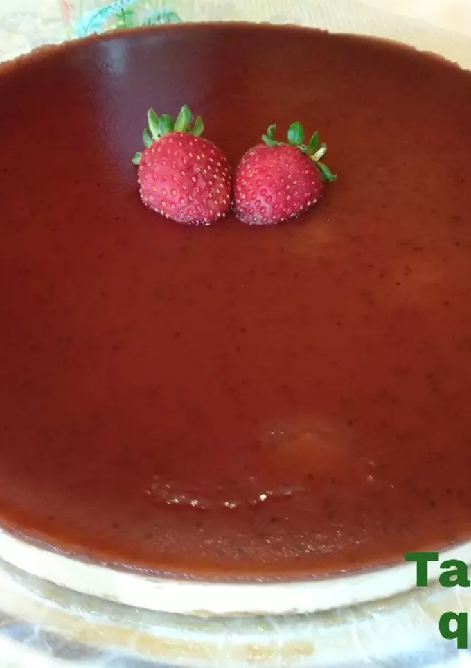 Una foto de Tarta de queso y mermelada de fresa