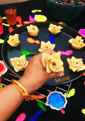 रोज़ फ्लावर मठरी(rose flower mathri recipe in hindi) रेसिपी मुख्य फोटो
