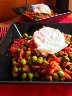 Una foto de Guisantes con jamón y huevo poché