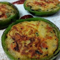Mini uttapam in capsicum ring A picture of Mini uttapam in capsicum ring.