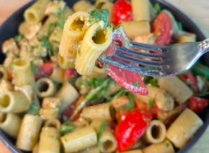 Foto di Pasta fredda con Pollo, Pomodorini e Pesto