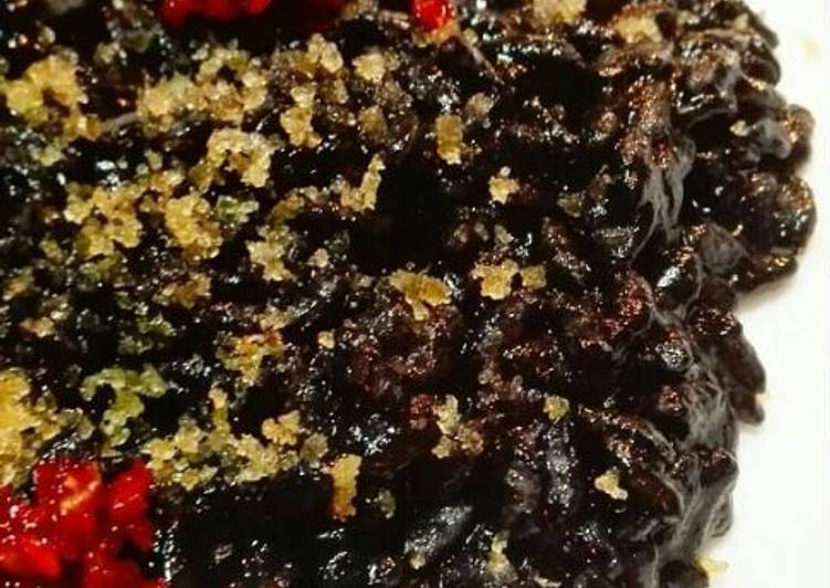 Risotto al nero di seppia con bottarga e pesto di pomodori secchi