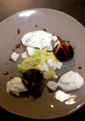 Une photo de Figues fraîches rôties au miel, éclats de meringue, crème pâtissière et chantilly tonka