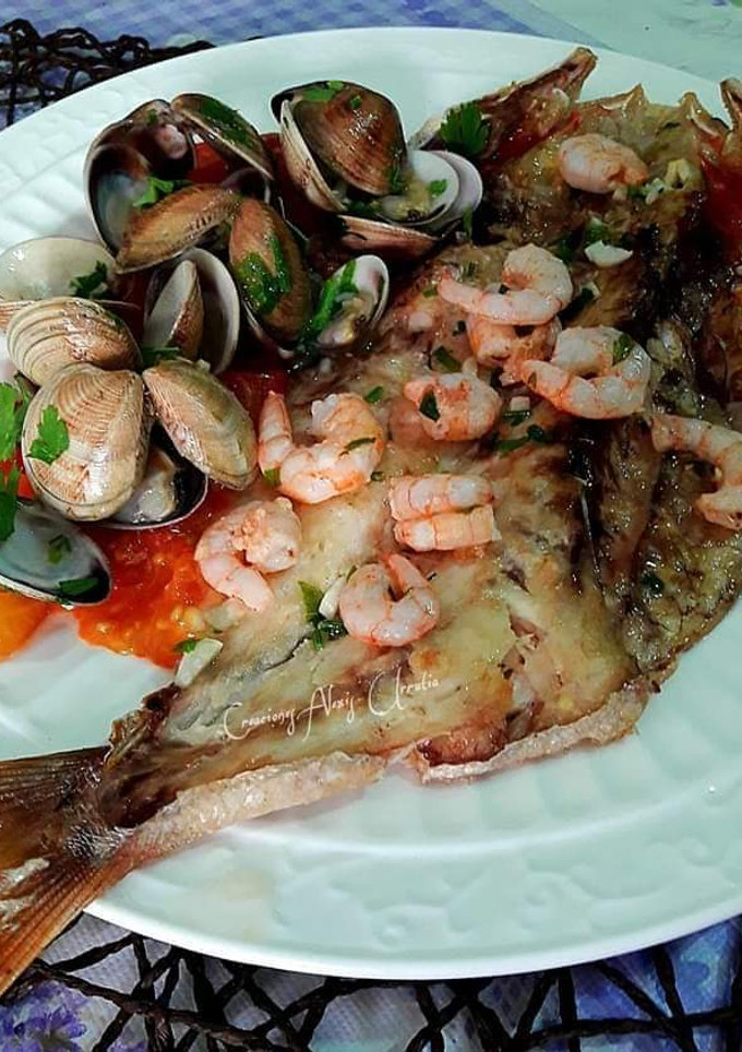 Una foto de Besugos al horno con vuelco de almejas a la cidra