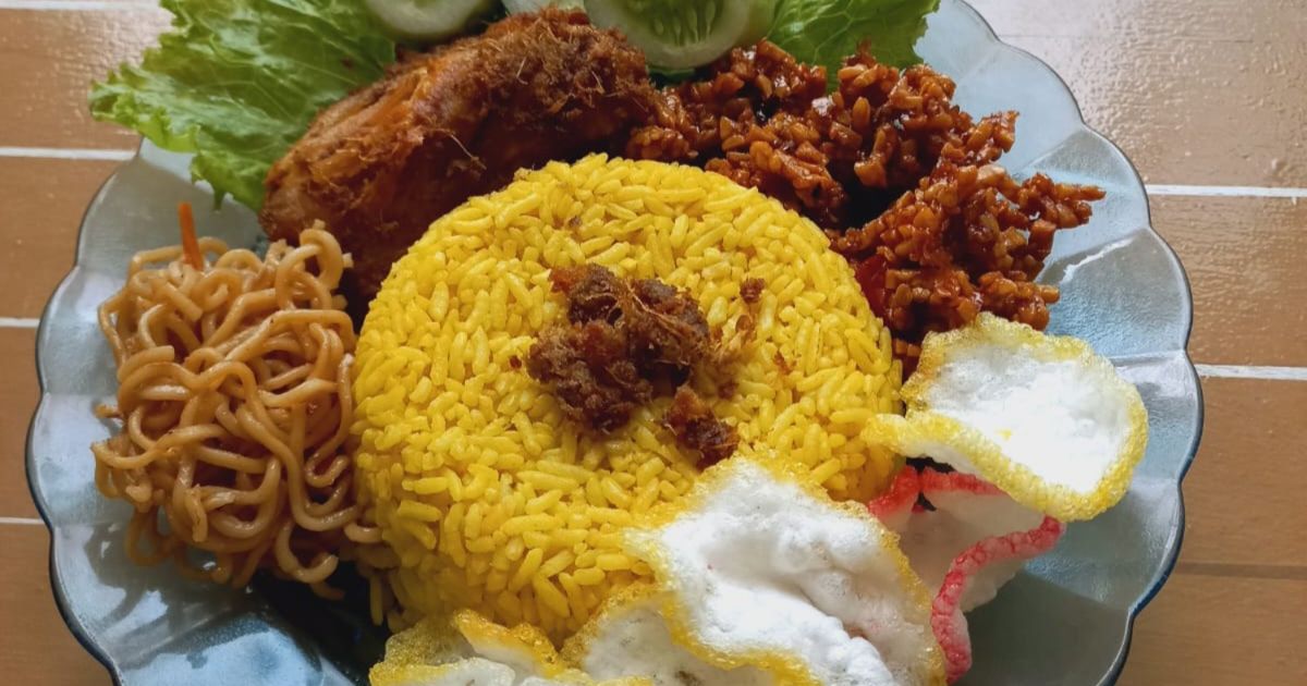 Nasi Kuning Kukus Dandang