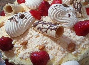 Una foto de Torta de Frutillas con Chantilly🍓🍓🍓🍓😍😍😍🍓🍓🍓🍓