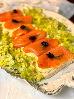 Una foto de Tosta navideña de salmón ahumado