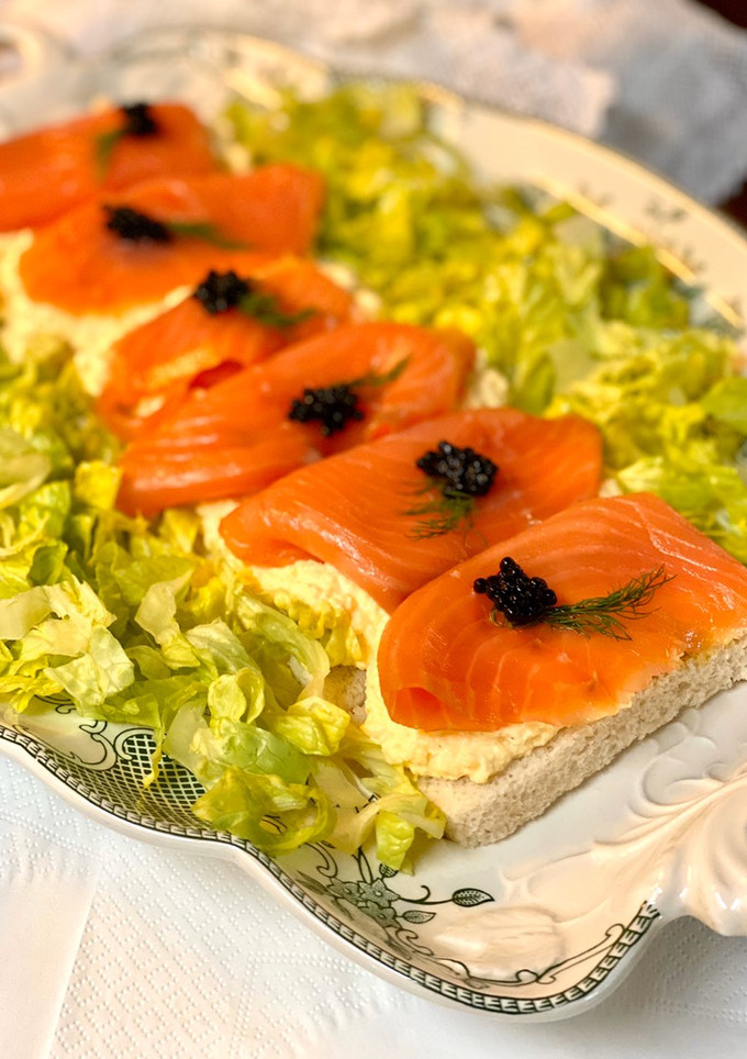 Una foto de Tosta navideña de salmón ahumado