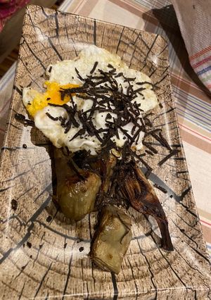 Una foto de Alcachofas sous vide con huevo trufado y tufra (tuber melanosporum)