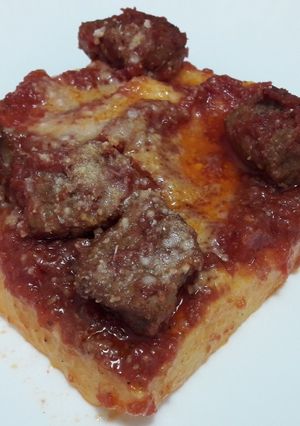 O poză a rețetei Mămăligă cu sos de carne de vită.