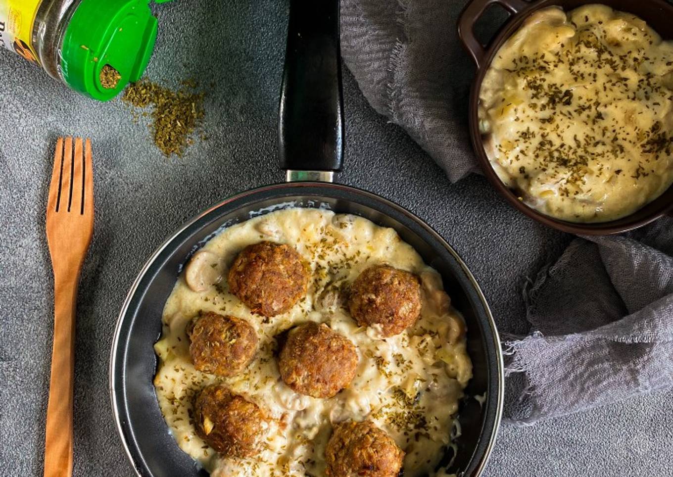Meatball with mushroom sauce