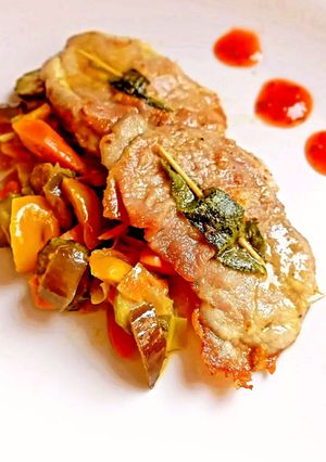 Foto di Saltimbocca alla Romana con Verdure Stufate e Salsa Agrodolce