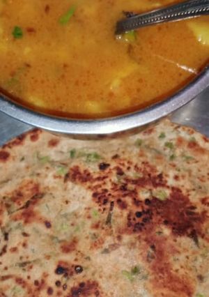 A picture of Methi parantha.