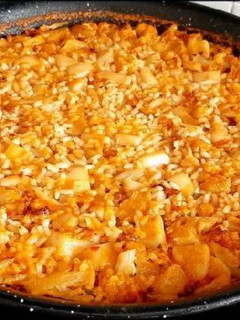 Una foto de Paella de arroz con coliflor y sepia