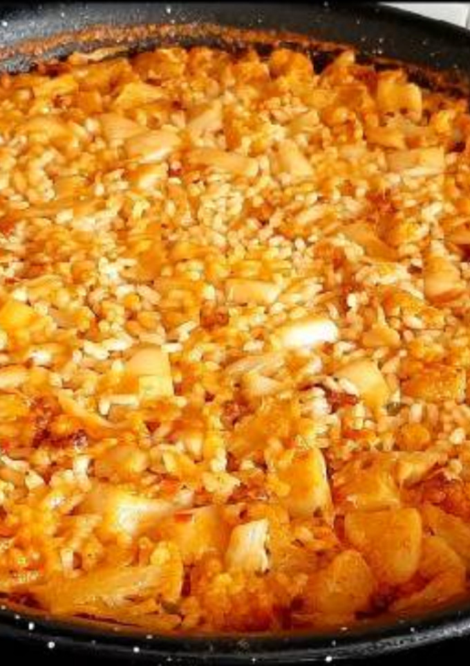 Una foto de Paella de arroz con coliflor y sepia