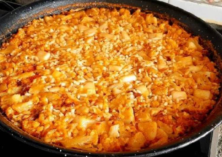 Paella de arroz con coliflor y sepia