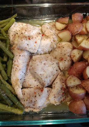 A picture of Baked chicken, green beans and red potatoes.