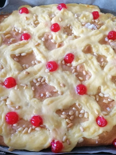 Una foto de 205. Coca Sant Joan de crema con piñones y cerezas confitadas