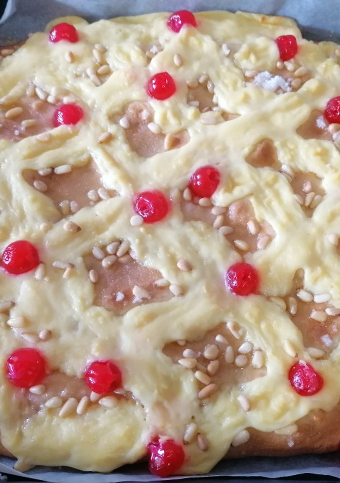 Una foto de 205. Coca Sant Joan de crema con piñones y cerezas confitadas