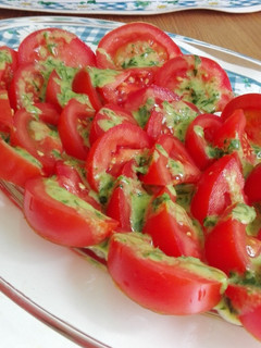 Una foto de Ensalada de tomate con vinagreta de perejil