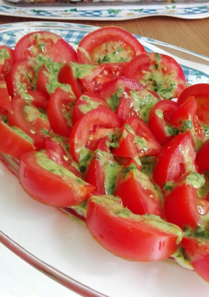 Una foto de Ensalada de tomate con vinagreta de perejil