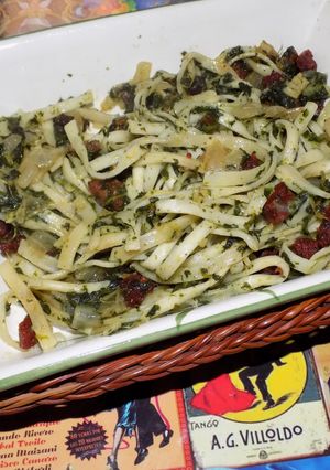 Una foto de Fideos nidos con Txistorra y espinacas