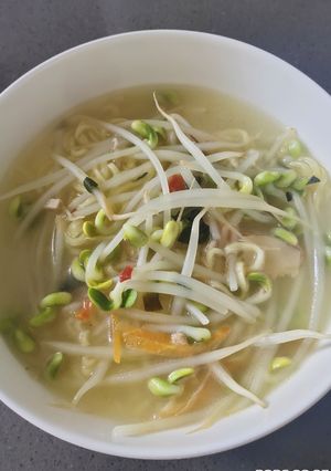 A picture of Instant Noodle with Bean Sprout.