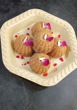 ચૂરમા ના લાડુ (Churma Ladoo Recipe In Gujarati) રેસીપી મુખ્ય ફોટો
