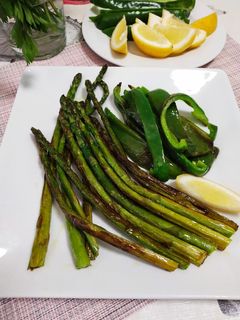 Una foto de Espárragos y pimientos italianos a la plancha
