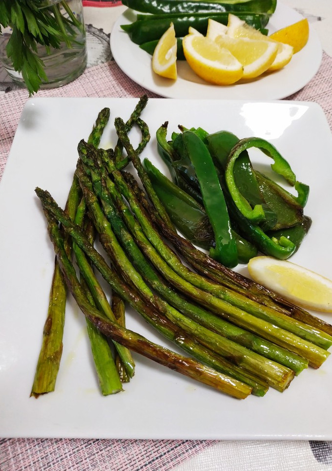 Una foto de Espárragos y pimientos italianos a la plancha