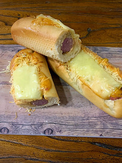 Foto principal de La salchicha fresca que quería ser hot dog (Que la envidia es muy mala)