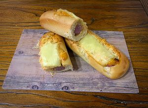 Foto principal de La salchicha fresca que quería ser hot dog (Que la envidia es muy mala)