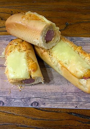 Una foto de La salchicha fresca que quería ser hot dog (Que la envidia es muy mala)