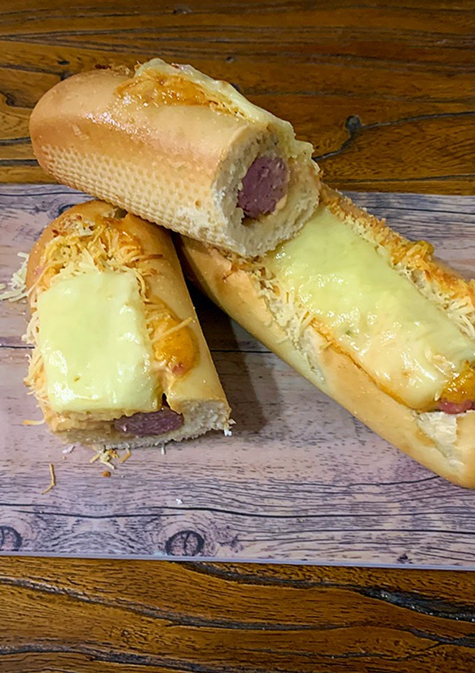 Una foto de La salchicha fresca que quería ser hot dog (Que la envidia es muy mala)
