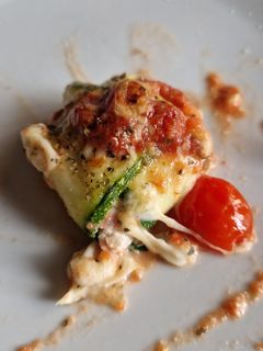 Una foto de Raviolis de calabacín en salsa de tomate