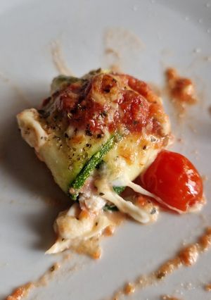 Una foto de Raviolis de calabacín en salsa de tomate
