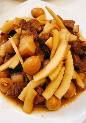 Hình của món Thịt kho dừa, trứng cút miền bắc.