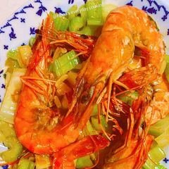 A picture of Garlic prawns with celery.