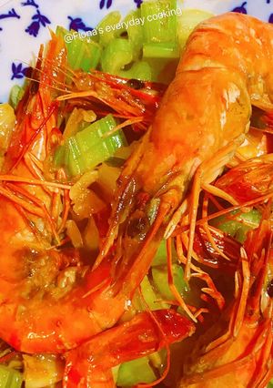 A picture of Garlic prawns with celery.