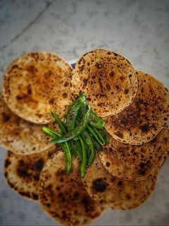 બિસ્કિટ ભાખરી (Biscuit Bhakhri Recipe In Gujarati) રેસીપી મુખ્ય ફોટો