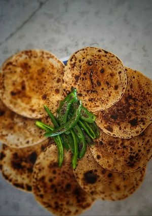 બિસ્કિટ ભાખરી (Biscuit Bhakhri Recipe In Gujarati) રેસીપી મુખ્ય ફોટો