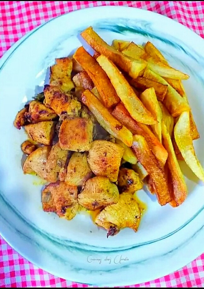 Una foto de Taquitos de pechuga de pollo con flores de romero fresco