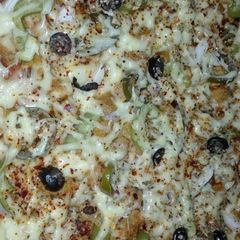 A picture of Chicken Tikka Chunks Pizza.