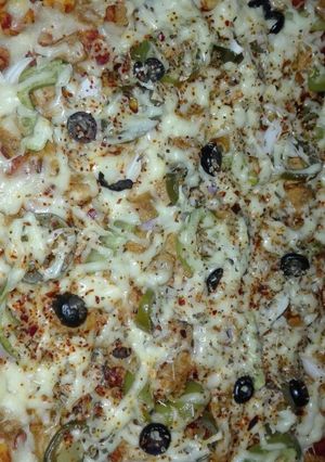 A picture of Chicken Tikka Chunks Pizza.
