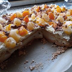 A picture of Peach & Pear Pavlova.