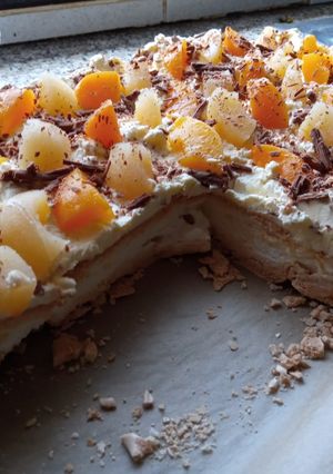 A picture of Peach & Pear Pavlova.