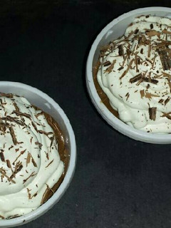 Una foto de Mousse de chocolate con nata